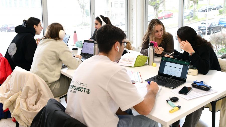 A metodoloxía ApS integra os procesos de aprendizaxe coa realización de tarefas de servizo. Foto: Santi Alvite. á comunidade
