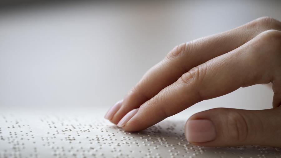 Unha persoa lendo en braille Unha persoa lendo en braille