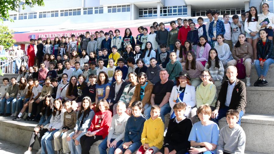 Foto de grupo do alumnado participante nas probas desenvolvidas en Matemáticas da USC. Foto: Santi Alvite