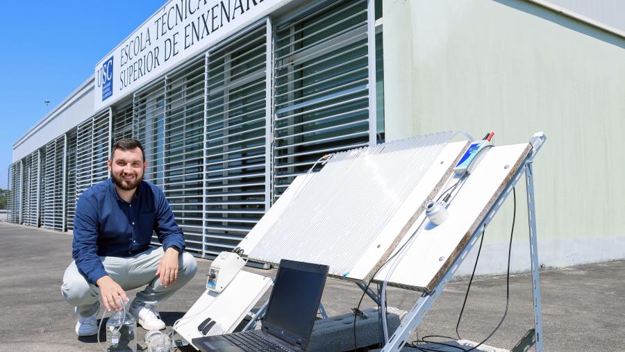 Jorge González co reactor que deseñou, construíu e operou empregando irradiación solar como fonte de luz, situado nunha terraza exterior da ETSE. Foto: Iria Lema Jorge González co reactor que deseñou, construíu e operou empregando irradiación solar como fonte de luz, situado nunha terraza exterior da ETSE. Foto: Iria Lema