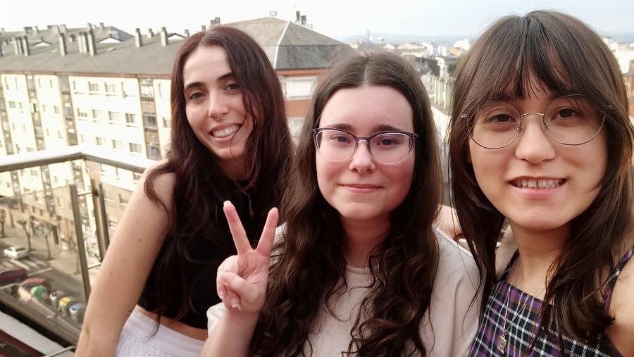 De esuqerda a dereita, Lucía Alonso, Paula Dorado e Natalia Novás