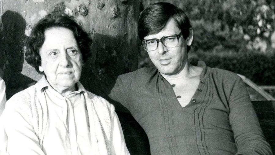 O poeta José Ángel Valente, acompañado pola escritora María Zambrano O poeta José Ángel Valente, acompañado pola escritora María Zambrano