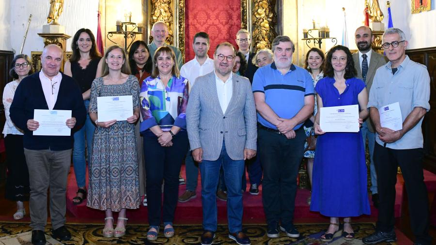 As persoas representantes dos centros premiados posan coas autoridades universitarias e o público asistente. Foto: Santi Alvite