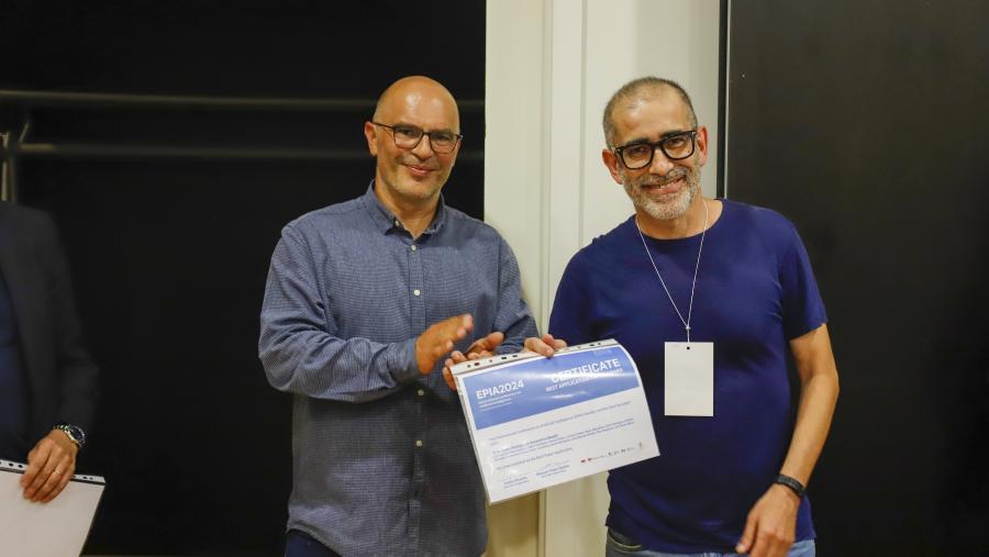 Pablo Gamallo recolle o premio no congreso EPIA 2024, celebrado recentemente en Viana do Castelo (Portugal). Foto: EPIA