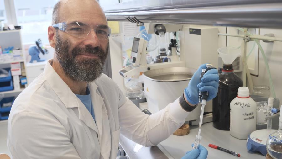 Julián Bergueiro no seu laboratorio do CiQUS da USC. Foto: CiQUS