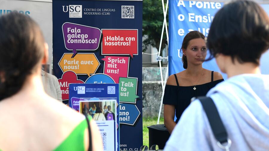O CLM ofrece tanto cursos presenciais como conversas en liña. FOTO: Santi Alvite