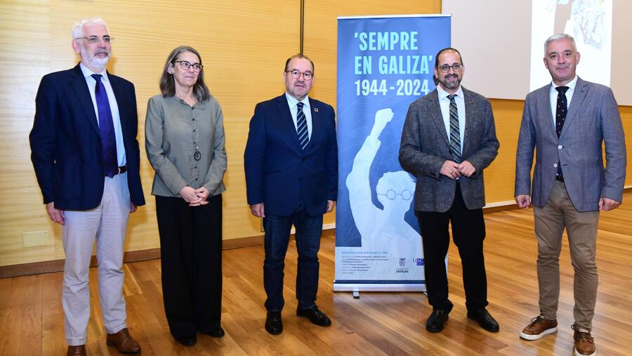 O decano Elias Feijó, esquerda, a vicedecana Elsa González, o reitor Antonio López, o director da Cátedra, Henrique Monteagudo; e o secretario xeral da Lingua, Valentín García. FOTO: Santi Alvite