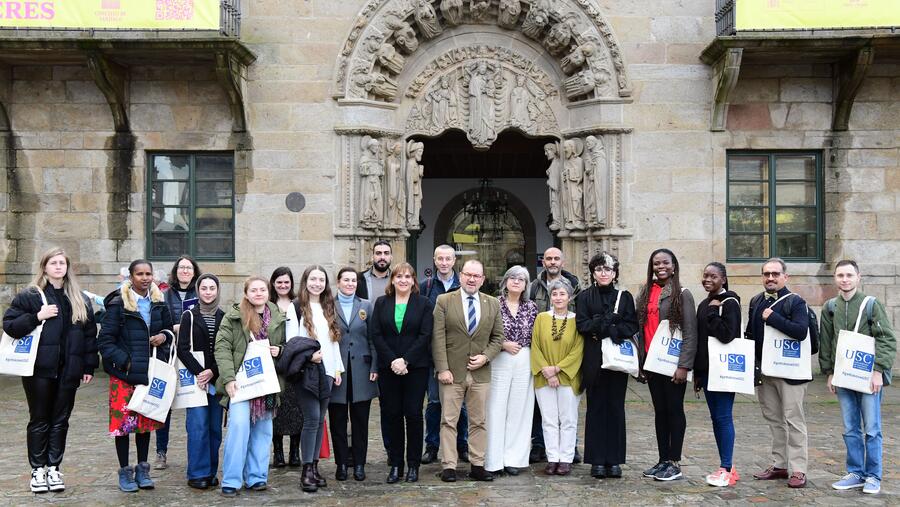 Foto de grupo do reitor e autoridades con parte do estudantado beneficiario dos programas de cooperación internacional. Foto: Santi Alvite Foto de grupo do reitor e autoridades con parte do estudantado beneficiario dos programas de cooperación internacional. Foto: Santi Alvite