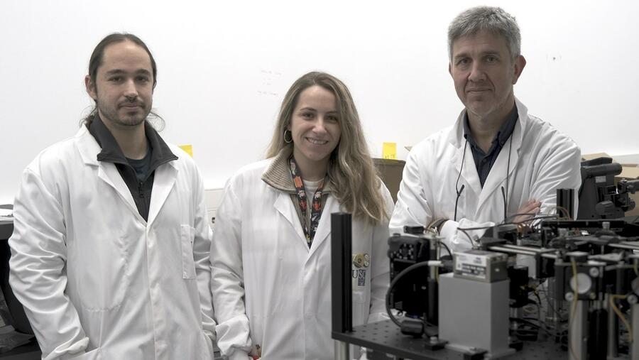 As persoas autoras do estudo (de esq. a dita.): Marcel Santos, Noa Varela e Francisco Rivadulla. Foto: CiQUS As persoas autoras do estudo (de esq. a dita.): Marcel Santos, Noa Varela e Francisco Rivadulla. Foto: CiQUS