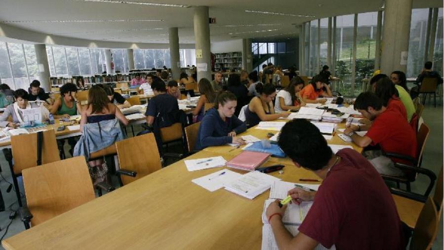 Vista da sala de estudo da Biblioteca Intercentros de Lugo en época de exames