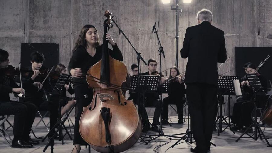 Instante do concerto da contrabaixista Dina Durán Rodríguez, gravado en Ciencias da Comunicación