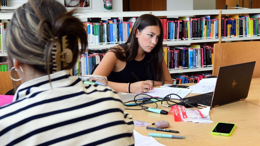 A formación investigadora obxecto destas bolsas terá unha duración de catro meses e realizarase entre abril e xullo de 2025. Imaxe de arquivo de estudantado na Biblioteca Intercentros da USC. FOTO: Santi Alvite