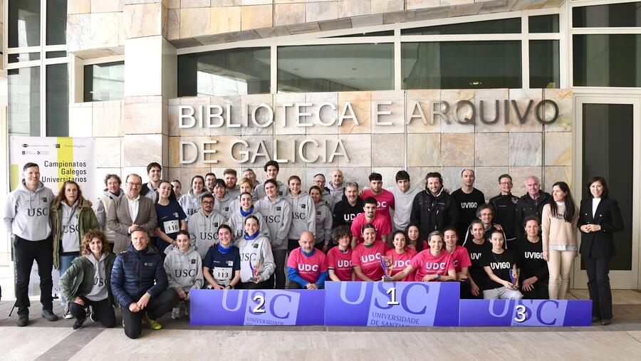 Podio final coas autoridades do Campionato Galego Universitario de Orientación. Foto: Santi Alvite