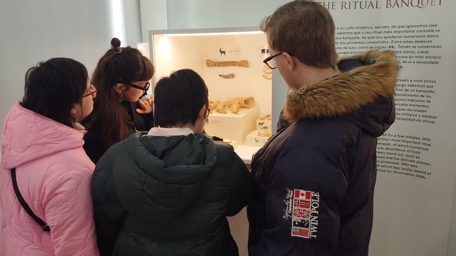 Participantes no obradoiro durante a súa visita ao Museo Universitario A Domus do Mitreo