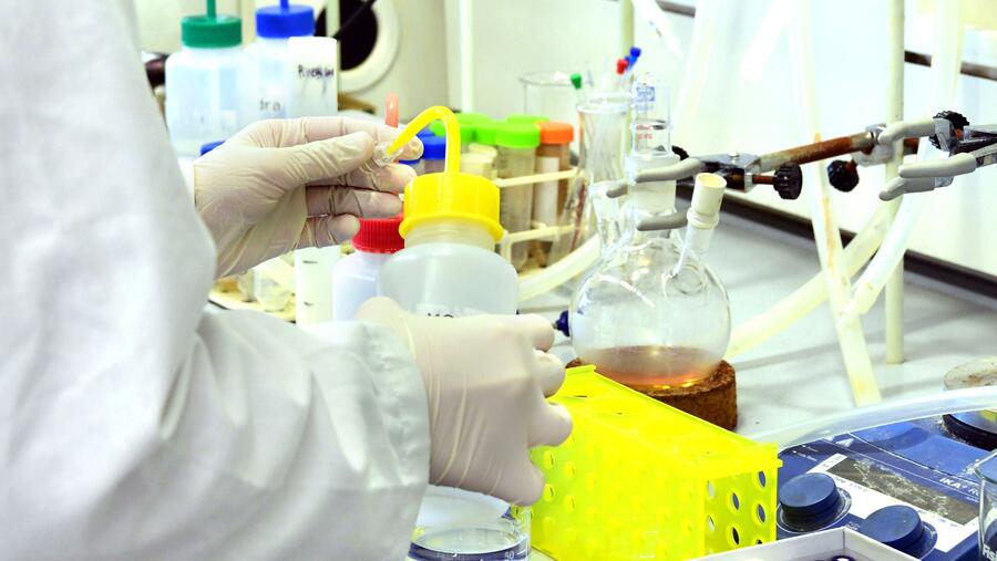 “O feito de que se centrase nas ciencias da saúde, que non contase con versión en galego, e que fose posible reaproveitar os contidos existentes para construír un produto novo, animounos a elaborar desde o Servizo de Normalización Lingüística estes Termos esenciais de avaliación de tecnoloxías sanitarias”, explican dende o SNL. Imaxe de arquivo dun laboratorio da USC. FOTO: Santi Alvite