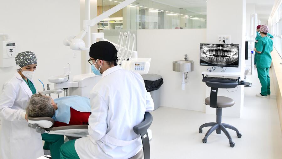 A materia de Odontoloxía aparece por vez primeira e de maneira moi destacada no QS. Foto: Santi Alvite A materia de Odontoloxía aparece por vez primeira e de maneira moi destacada no QS. Foto: Santi Alvite