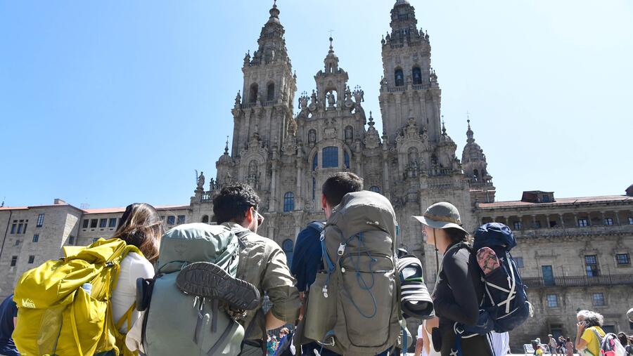 Imaxe de arquivo de peregrinos na Praza do Obradoiro. FOTO: Santi Alvite