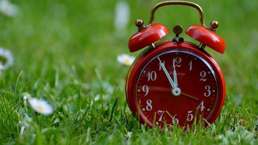 Os autores explican que a regulación do cambio de hora busca aliñar o inicio da actividade laboral co amencer. FOTO: Pixabay