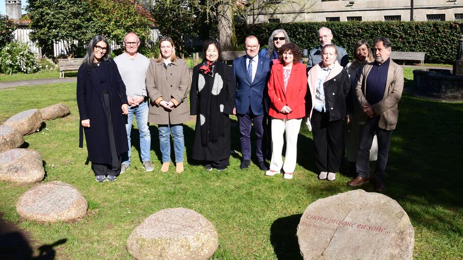 A incorporación dos versos destes tres poetas quedou formalizado este luns nun acto no Xardín de Fonseca coa presenza de autoridades. Foto: Santi Alvite A incorporación dos versos destes tres poetas quedou formalizado este luns nun acto no Xardín de Fonseca coa presenza de autoridades. Foto: Santi Alvite