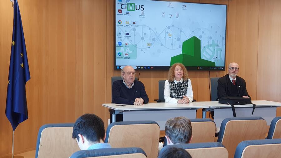 A xornada no CiMUS contou coa participación (de esquerda a dereita) do decano de Medicina e Odontoloxía, Julián Álvarez, a directora do CiMUS, Mabel Loza, e o investigador David Araújo-Vilar A xornada no CiMUS contou coa participación (de esquerda a dereita) do decano de Medicina e Odontoloxía, Julián Álvarez, a directora do CiMUS, Mabel Loza, e o investigador David Araújo-Vilar