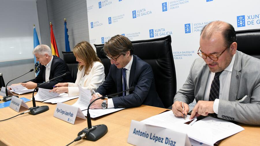 Ademais do reitor e o conselleiro, participaron no acto Santiago Lago e Sonia Rodríguez-Campos. Foto: Xunta de Galicia Ademais do reitor e o conselleiro, participaron no acto Santiago Lago e Sonia Rodríguez-Campos. Foto: Xunta de Galicia