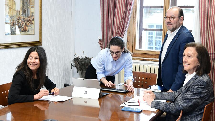 Na xestión constitutiva do iLTIUS, (de dereita a esquerda) Pilar Bermejo, Antonio López, Tamara Bouso e María José Alonso. Foto: Santi Alvite Na xestión constitutiva do iLTIUS, (de dereita a esquerda) Pilar Bermejo, Antonio López, Tamara Bouso e María José Alonso. Foto: Santi Alvite