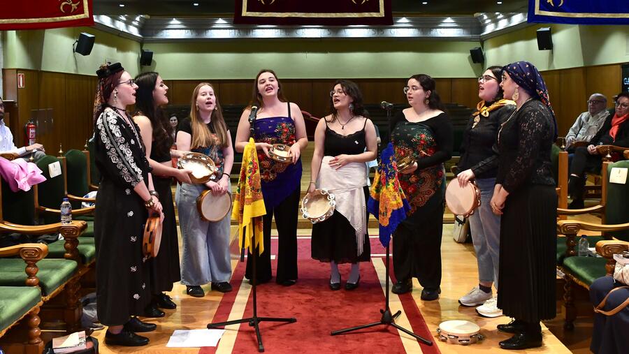 O grupo Ferreñas Ceibes, composto por estudantado do grao de Filoloxía Galega da USC, interpretou no acto pezas da lírica popular galega. FOTO: Santi Alvite O grupo Ferreñas Ceibes, composto por estudantado do grao de Filoloxía Galega da USC, interpretou no acto pezas da lírica popular galega. FOTO: Santi Alvite