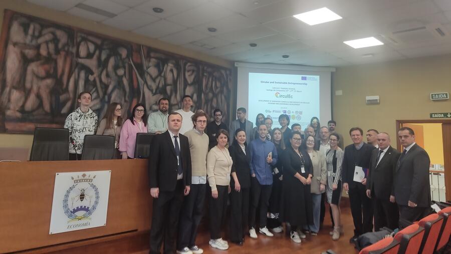 Na inauguración da sesión participaron o vicerreitor de Transformación Dixital e Innovación, Gumersindo Feijoo, e o vicedecano de Estudantes e Relacións Internacionais, Adrián Dios. Na inauguración da sesión participaron o vicerreitor de Transformación Dixital e Innovación, Gumersindo Feijoo, e o vicedecano de Estudantes e Relacións Internacionais, Adrián Dios.
