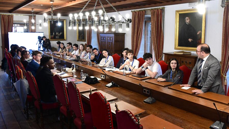 O reitor Antonio López conversa con integrantes do Consello de Estudantado do Consorcio. FOTO: Santi Alvite O reitor Antonio López conversa con integrantes do Consello de Estudantado do Consorcio. FOTO: Santi Alvite