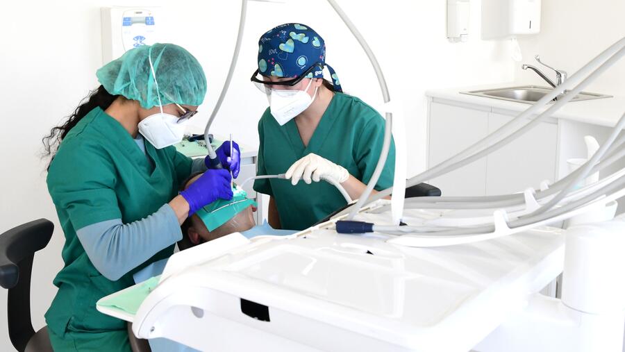 O material informativo que se distribuirá foi confeccionado polo estudantado e inclúe información sobre cancro oral e alteracións potencialmente malignas. Imaxe de arquivo dunha clase práctica de Odontoloxía. FOTO: Santi Alvite O material informativo que se distribuirá foi confeccionado polo estudantado e inclúe información sobre cancro oral e alteracións potencialmente malignas. Imaxe de arquivo dunha clase práctica de Odontoloxía. FOTO: Santi Alvite