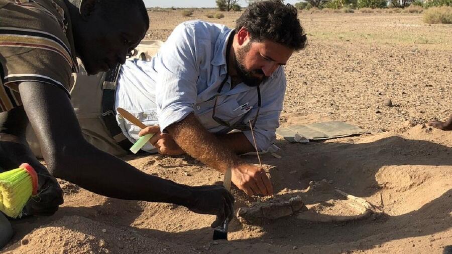 Edgard Camarós excavando restos esqueléticos en Turkana, Kenia. Foto: Lucía Nadal Edgard Camarós excavando restos esqueléticos en Turkana, Kenia. Foto: Lucía Nadal