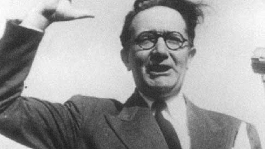 Castelao falando en Montevideo nun acto de Galeuzca en 1945. Foto: Picryl Castelao falando en Montevideo nun acto de Galeuzca en 1945. Foto: Picryl