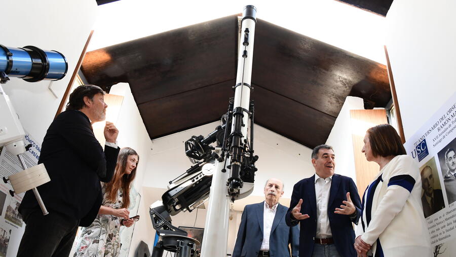 O refractor Steinheil, no centro da imaxe, atópase en perfecto estado de conservación. Foto: Santi Alvite O refractor Steinheil, no centro da imaxe, atópase en perfecto estado de conservación. Foto: Santi Alvite