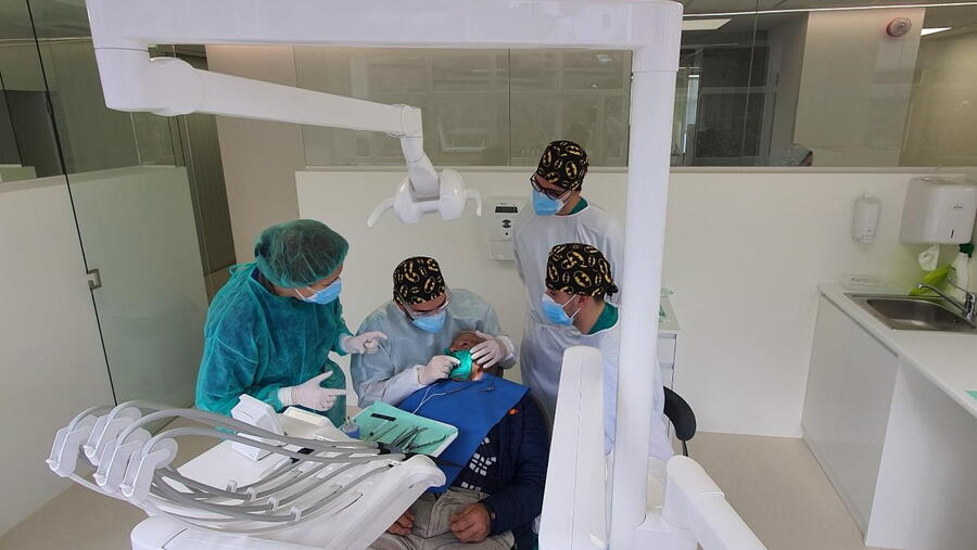 O programa permite que este colectivo sexa atendido na Facultade de Medicina e Odontoloxía