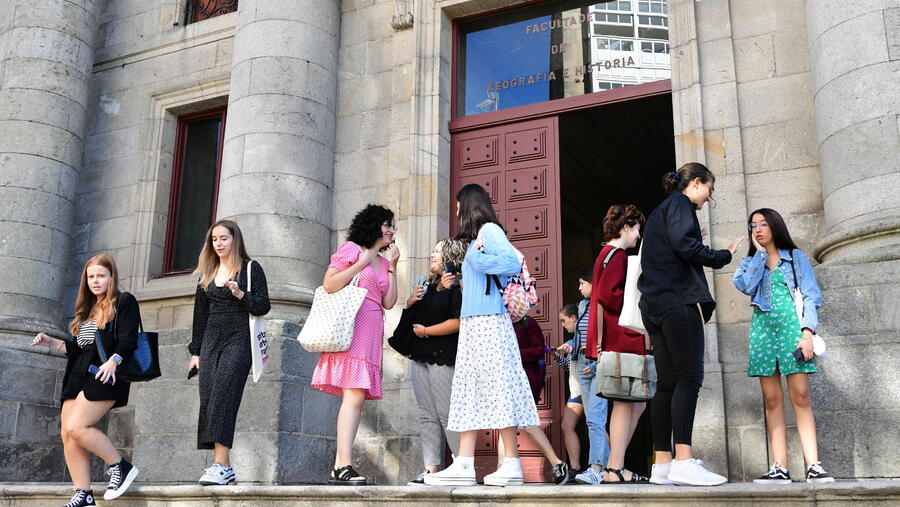 Imaxe de arquivo de estudantado diante da Facultade de Xeografía e Historia. FOTO: Santi Alvite Imaxe de arquivo de estudantado diante da Facultade de Xeografía e Historia. FOTO: Santi Alvite