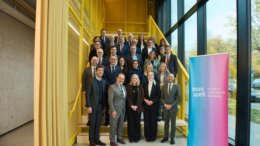 Foto de grupo das reitoras e reitores de EUniWell Foto de grupo das reitoras e reitores de EUniWell