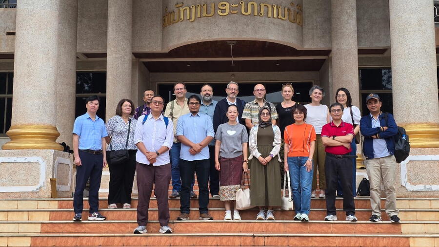 Foto de grupo de representantes do proxecto na visita en Laos Foto de grupo de representantes do proxecto na visita en Laos