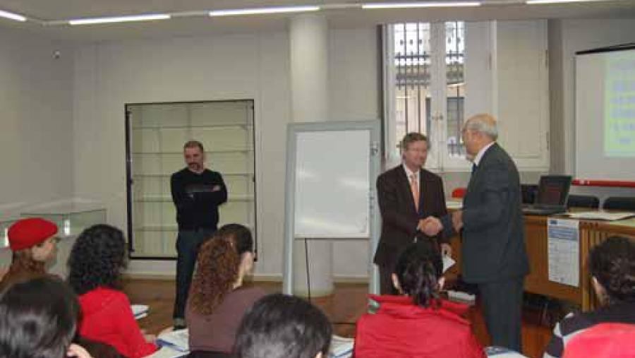 O vicerreitor de Comunidade Universitaria, José M. Mayán Santos, estreitando a man do profesor do curso de habilidades sociais