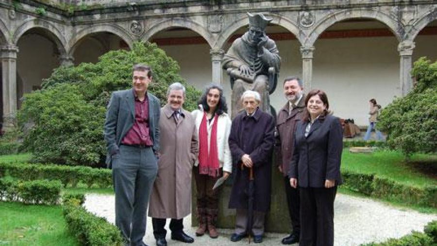 O equipo decanal da Facultade de Ciencias da Educación xunto con Isaac Díaz Pardo no Colexio de Fonseca