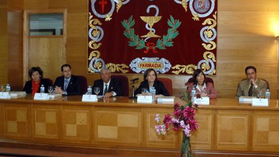 De esquerda a dereita: a presidenta do Colexio de Farmacéuticos de A Coruña, Rosa Lendoiro; o secretario executivo do Consello Social, Benigno Carril; o decano da Facultade de Farmacia, José Miñones;...