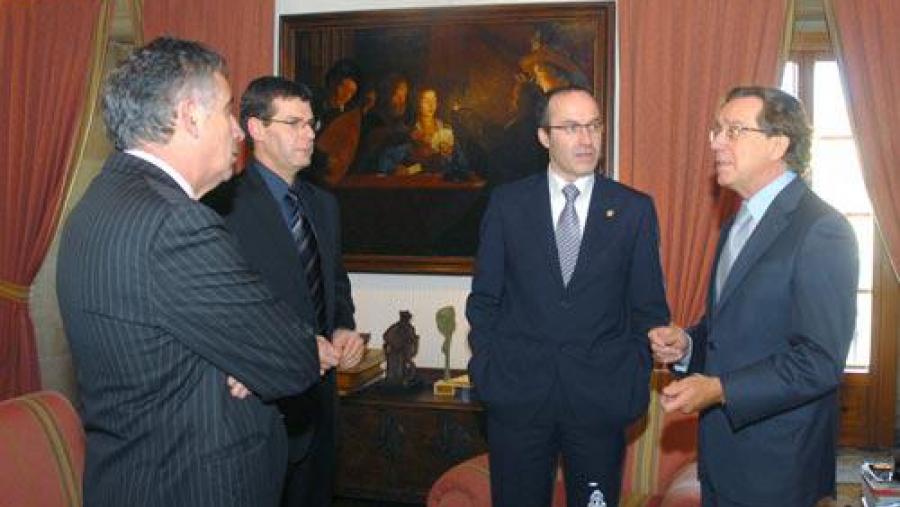 De esquerda a dereira, o profesor García Iglesias, o vicerreitor Vázquez Taín, o reitor Senén Barro e José Luis Méndez