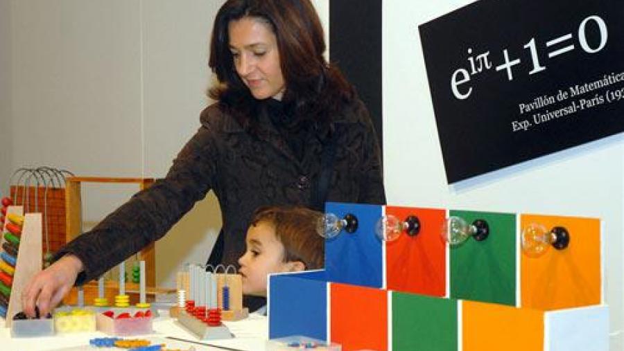 A mostra inclúe un espazo de carácter pedagóxico no que familiarizarse cos obxectos expostos