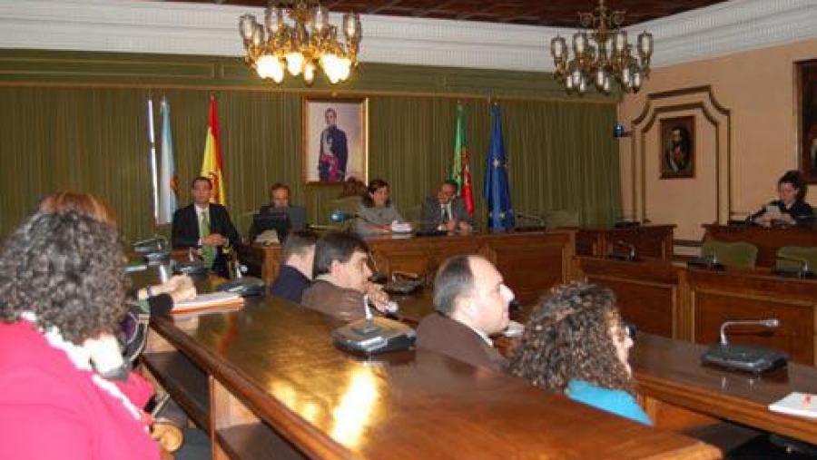 O profesor da USC Luis Gago foi o encargado de explicar, xunto ao vicerreitor adxunto de Investigación e á concelleira de Economía, o funcionamento do programa de formación