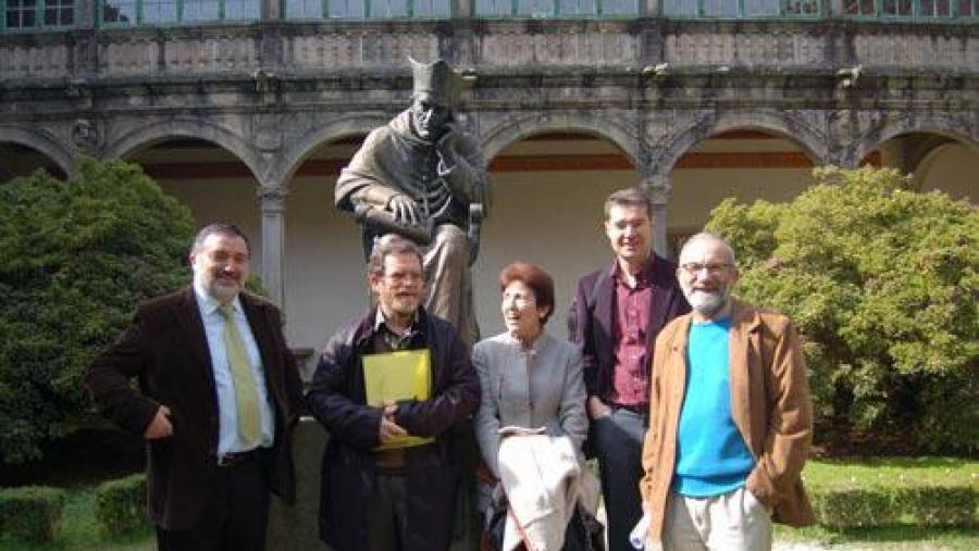 Lois Ferradás e José Gimeno, os dous primeiros pola esquerda, con profesores da Facultade de Ciencias da Educación