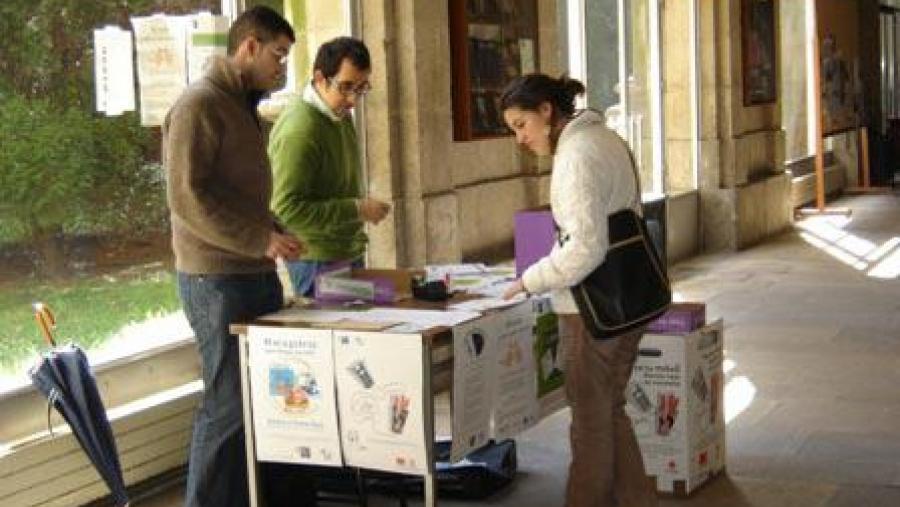 Bolseiros de Sustentabilidade da USC informan sobre a recollida selectiva de residuos ou as boas prácticas de consumo