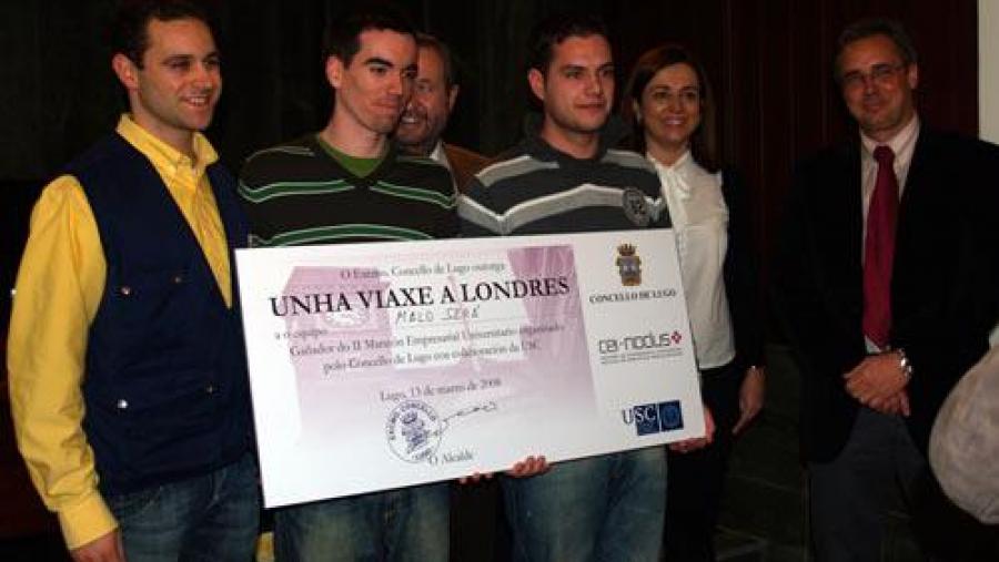 O vicerreitor adxunto Agustín Merino fixo entrega, xunto co alcalde e a concelleira de Economía, do premio ao equipo gañador