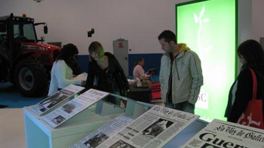 Unha mostra da USC no Forum ensina a través de portadas de xornais dende 1990 como a USC creceu á par que os que agora cumpren a maioría de idade