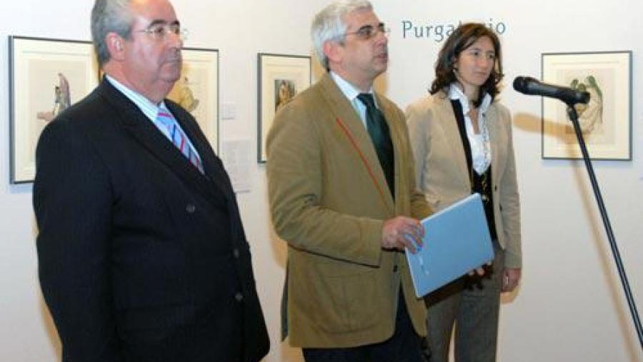 Elias Torres (no centro) acompañado de Guillermo Brea, director de Obra Social de Caixanova e Paloma Vela, responsable de exposicións de Caixanova