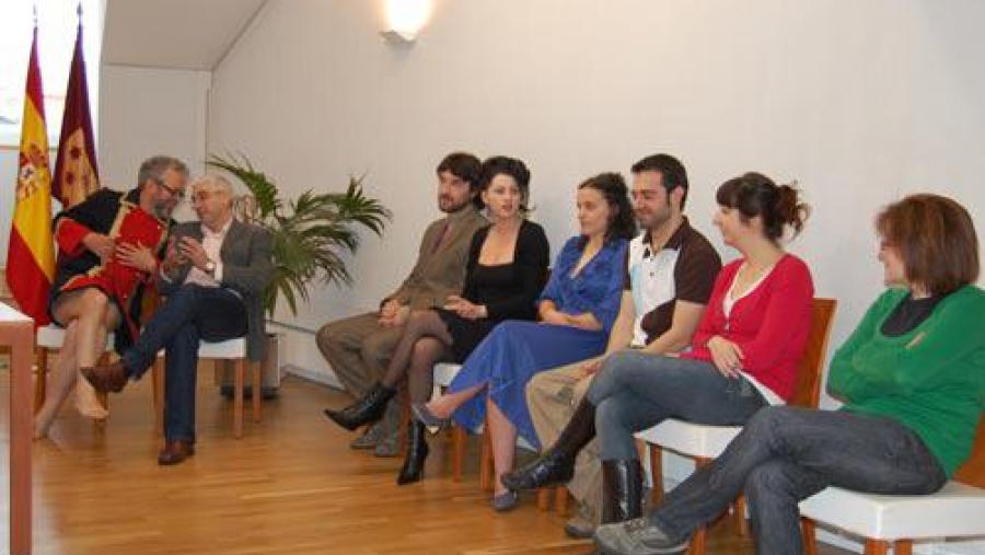 O vicerreitor de Cultura e o director da obra, xunto co elenco e a reponsable da Oficina de Cultura en Lugo