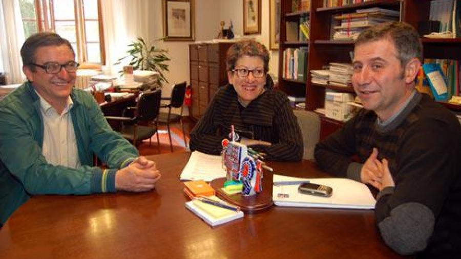 O vicerreitor de Relacións Institucionais reuniuse con representantes da asociación cultural Sine Nómine
